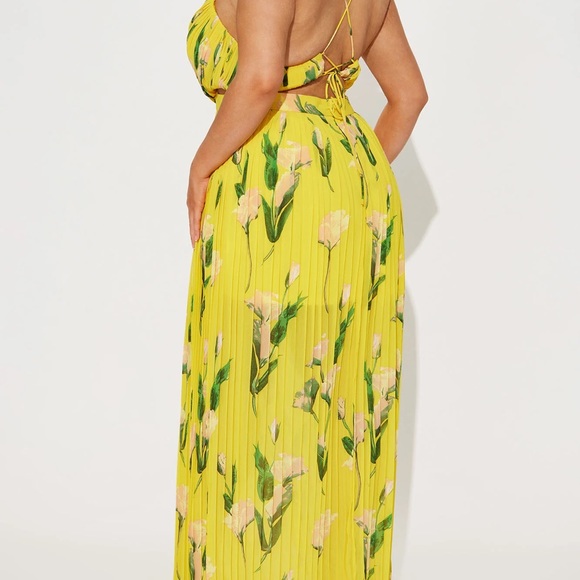 Yellow dress with flower accents - Picture 2 of 2